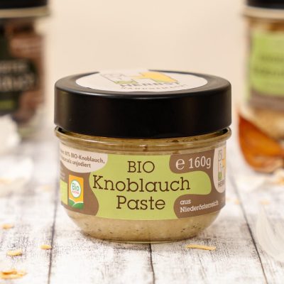 Glas mit Bioknoblauchpaste vom Biohof Herbst – fein geriebener Knoblauch mit Salz und Öl.