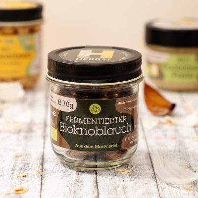 Fermentierter Bioknoblauch im Glas – tiefschwarz, weich & süßlich im Geschmack.