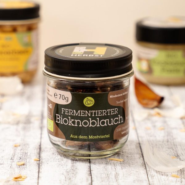 Fermentierter Bioknoblauch im Glas – tiefschwarz, weich & süßlich im Geschmack.